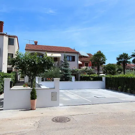 Komfortables Mit Privatem Balkon, Privatparkplatz, Babybett, Klima Apartment Rovinj