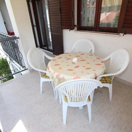 Komfortables Mit Privatem Balkon, Privatparkplatz, Babybett, Klima Apartment *