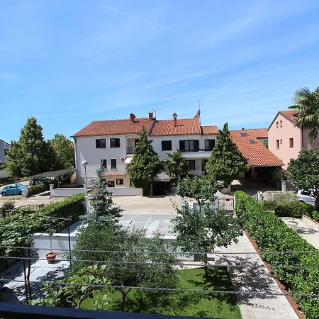Apartment Komfortables Mit Privatem Balkon, Privatparkplatz, Babybett, Klima Rovinj