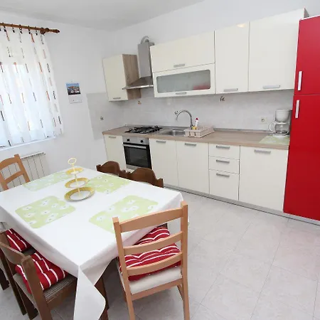 Komfortables Mit Privatem Balkon, Privatparkplatz, Babybett, Klima Apartment Rovinj