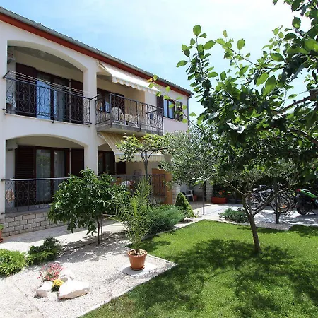 Apartment Komfortables Mit Privatem Balkon, Privatparkplatz, Babybett, Klima