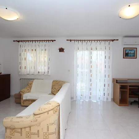 Komfortables Mit Privatem Balkon, Privatparkplatz, Babybett, Klima Apartment *