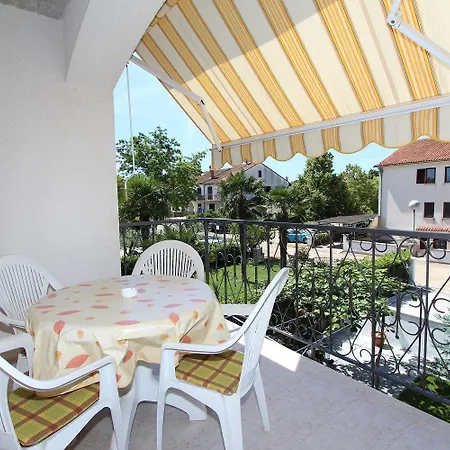 Komfortables Mit Privatem Balkon, Privatparkplatz, Babybett, Klima Apartment Rovinj
