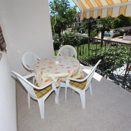 Komfortables Mit Privatem Balkon, Privatparkplatz, Babybett, Klima